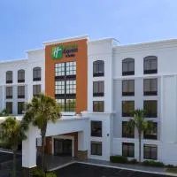 杰克逊维尔东南快捷假日酒店及套房 - 医学中心区，位于Isle of Palms South的酒店