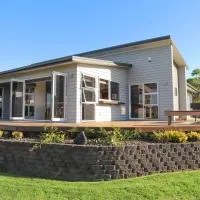 Hosts on the Coast Aquila Sunrise，位于怀蒂昂格Whitianga Aerodrome - WTZ附近的酒店