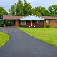 Spacious Pet Friendly Home，位于马丁斯维尔的酒店