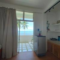 Absolute Beachfront Studio with Kitchen & Balcony，位于长滩岛的酒店