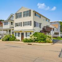 Sunny East Haven Home with Grill Walk to Beaches!，位于西黑文Tweed-New Haven Airport - HVN附近的酒店