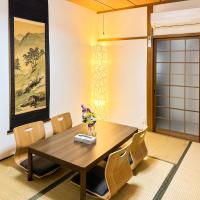 One house Kyobashi Station 5 minutes walking to great location，位于大阪Joto Ward的酒店