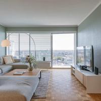 Bright apartment with wonderful city view and terrace，位于根特Brugse Poort-Rooigem的酒店