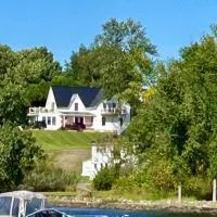 Gray's Manor - Lake Memphremagog，位于Newport的酒店