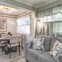 Less Than 2 Mi to Beach Cozy Cottage with Patio on Cape Cod，位于海恩尼斯巴恩斯特布尔市机场 - HYA附近的酒店