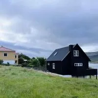 Charming 3-Bedroom Home with Stunning Fjord Views,位于Tvøroyri的酒店