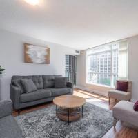 Spacious 2 Bedroom plus Den, 2 Bath, Sleeps 5 with Balcony and Lakeview Downtown Toronto Condo，位于多伦多多伦多岛机场 - YTZ附近的酒店