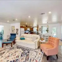 Pensacola Coastal Retreat Near UWF Family-friendly，位于Olive的酒店