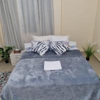 Cozy Private Rooms in Central Shabia 12, Free Wi-Fi & Kitchen Access，位于阿布扎比阿尔达夫来机场 - DHF附近的酒店