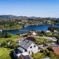 Fjord-View Retreat with Free Parking and Fast Internet，位于Nese的酒店