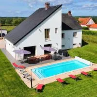 Les retrouvailles des Ducs by Vindihouses - piscine chauffé toute l'année - billard，位于Magnien的酒店