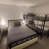 RoomZ-GATWICK-LONDON-Airport Parking-Travel Service，位于Ifield的酒店