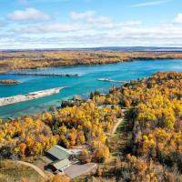 Barbeau Studio with St Marys River Views!，位于Barbeau齐佩瓦县国际机场 - CIU附近的酒店