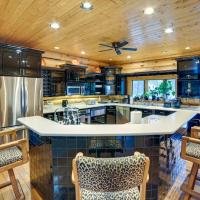 St Marys River Views Cabin with Wraparound Deck!，位于Barbeau齐佩瓦县国际机场 - CIU附近的酒店
