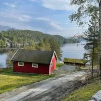 Hytte ved sjøen med båtutleige，位于Kvalsvik的酒店