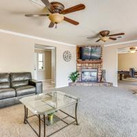 Pet-Friendly Home with Game Room in Las Vegas!，位于拉斯维加斯North Las Vegas Airport - VGT附近的酒店