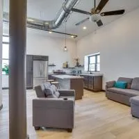 Modern, Open-Concept Apartment: Downtown Cashton!，位于Cashton的酒店