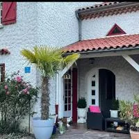 Villa Provençale avec Spa Piscine Privée，位于Ris的酒店