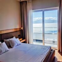 Sunset Shoreline Saranda - Sea View - Free Private Parking - Pool，位于萨兰达的酒店