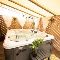 Studio les 2 fées - Jacuzzi - Forêt de Brocéliande，位于Montfort-sur-Meu的酒店