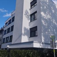 Quet Room in flat,2 station to Messe, free parking,Supermarket near，位于美因河畔法兰克福Eschersheim的酒店