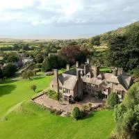 Luxury Bed And Breakfast at Bossington Hall in Exmoor, Somerset，位于波洛克的酒店