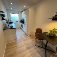 Nyrenoveret lejlighed med balkon og parkering，位于埃斯比约埃斯堡机场 - EBJ附近的酒店