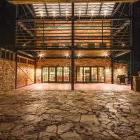 Scenic Getaway with Fire Pit and Grill in Columbia!，位于哥伦比亚哥伦比亚区域机场 - COU附近的酒店