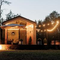 Vienis glamping - cozy and private forest house，位于Randamonys的酒店