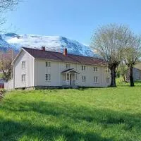 Jovollstua i Eresfjord med båt til leie，位于Øverås的酒店