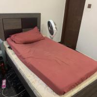 1 room for night stay，位于卡拉奇真纳国际机场 - KHI附近的酒店
