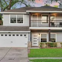 Highland Cottage Central Huge Yard HOT TUB，位于达拉斯达拉斯拉夫菲尔德机场 - DAL附近的酒店