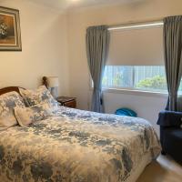 HOME STAY -Private Home - Queen Room Private Bathroom，位于天鹅山天鹅山机场 - SWH附近的酒店