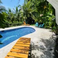 Pangea Lodge Tropical Vibe Home with Shared Pool，位于曼萨尼约的酒店