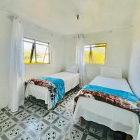 Airport Cottage - Private Twin Room，位于Fua‘amotu努库阿罗法国际机场 - TBU附近的酒店
