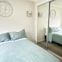 Bright&Cozy Room - Homestay style - On street parking only，位于奥克兰威灵顿山的酒店