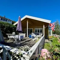 Cozy sea cabin with a great view，位于Sætre的酒店