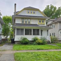 Private rooms in Rochester home- Near Hospitals and Universities，位于罗切斯特大罗彻斯特国际机场 - ROC附近的酒店