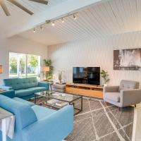 Home with Pool 1 Mi to Downtown Palm Springs!，位于棕榈泉棕榈泉国际机场 - PSP附近的酒店