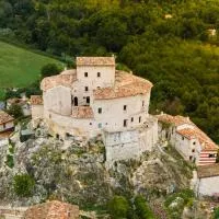 Castel Di Luco - Authentic 11th-Century Castle,位于阿夸桑塔泰尔梅的酒店