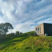 Ngahere Views - Rural Cabin 5 min drive to Raglan township，位于拉格伦的酒店