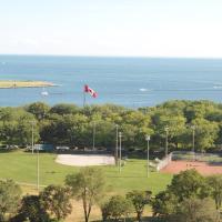 City View Towers - Steps to CN Tower - Pool & Hot tub - Free Parking，位于多伦多多伦多岛机场 - YTZ附近的酒店
