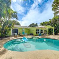 Tropical Pool Paradise 1 Mi to Downtown Stuart!，位于斯图尔特Witham Field Airport - SUA附近的酒店