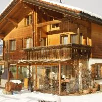 Beat & Ursula's Guest House，位于Jenaz的酒店