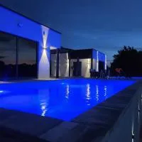 Apartmani City ES,位于察津的酒店