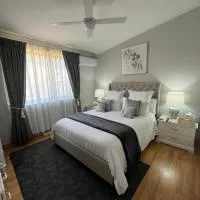 Lg Qs Rm Private Luxury Bathrm Strictly NON SMOKERS and Genuine Travellers ONLY over 25，位于Warnbro的酒店