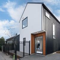 Brand New CBD Christchurch 3 Bed 3 Bath with Garage，位于基督城厄治瓦的酒店