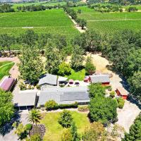 Wine Country Family Retreat in Wine Country，位于圣罗莎查尔斯舒尔茨索诺玛县机场 - STS附近的酒店