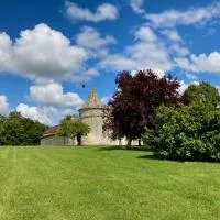 Chambres d'hôtes au Château de Gandillac，位于Saint-Martial-Viveyrol的酒店