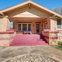 Walk to Main Street Charming Roswell Home!，位于罗斯威尔Roswell International Air Center - ROW附近的酒店